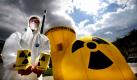 24 Jahre nach dem Reaktorunglück von Tschernobyl haben die baden-württembergischen Grünen mit einer Protestaktion auf dem Stuttgarter Schlossplatz ihre Forderung nach einem Atomausstieg bekräftigt. Um die Gefahr eines Atomunfalls wie in Tschernobyl künftig zu bannen, müsse insbesondere der Schrottreaktor Neckarwestheim I endlich vom Netz gehen, sagten die Grünen-Landesvorsitzenden Silke Krebs und Chris Kühn. Foto: ddp