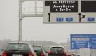 Auf einem Hinweisschild an der Autobahn A 13 am Schönefelder Kreuz in Brandenburg ist zu lesen 'ab 01.01.2008 Umweltzone in Berlin' (Aufnahme vom 11.12.2007). Ab Januar ist in der Hauptstadt das Fahren innerhalb des S-Bahnringes nur noch mit gültiger Schadstoffplakette erlaubt, Zuwiderhandlungen werden mit 40 Euro Bußgeld und einem Punkt in Flensburg geahndet. Die in vielen deutschen Großstädten geplanten Umweltzonen dürfen nach Schätzungen des ADAC von bundesweit 1,7 Millionen Altautos nicht befahren werden. Rund 740 000 Benziner und etwa 960 000 Diesel-Fahrzeuge erfüllten nach ADAC-Angaben nicht die entsprechenden Abgasnormen. In 20 deutschen Städten, unter anderem Berlin, Köln und München, sollen im kommenden Jahr sogenannte Umweltzonen eingerichtet werden. Foto: Bernd Settnik dpa/lbn +++(c) dpa - Bildfunk+++
 Foto: dpa