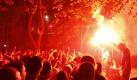Maifete: Bandmitglieder zünden in Berlin auf der Bühne des 'Antikapitalistischen Barrios' beim 'Myfest' bengalische Feuer. Foto: Florian Schuh Foto: dpa