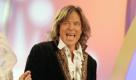 
ARCHIV - Der Sänger Jürgen Drews (M) tritt mit den Les Humphries Singers in Heilbronn auf (Archivfoto vom 09.10.2009). 'Ein Bett im Kornfeld' läuft immer und überall, wo er auftaucht - auch heute noch, fast 35 Jahre nach dem Erfolgshit von Jürgen Drews. Der Durchbruch kam Anfang der 70er Jahre mit den Les Humphries Singers. Der einstige Schlagerbarde und heutige Partymann ist allgegenwärtig in TV-Shows, auf Feten, bei Schlager-Events - und mindestens einmal pro Woche regiert er als 'König von Mallorca' den Ballermann. Am 2. April wird der ewig jung gebliebene Partyanimateur mit dem schulterlangem Haar 65 Jahre alt. Sein Lebensmotto beschreibt er kurz vor seinem Geburtstag: 'Sex, no drugs and rock'n'roll'. Foto: Ronald Wittek (zu dpa-Korr vom 31.03.2010) +++(c) dpa - Bildfunk+++
pixel Foto: dpa