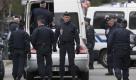 Police officers stand near a building in Toulouse, France, Wednesday March 21, 2012 where a suspect in the shooting at the Ozar Hatorah Jewish school is barricaded in an apartment building. A French gunman claiming al-Qaida links and suspected in the killings of three Jewish children, a rabbi and three paratroopers barricaded himself in an apartment Wednesday after a predawn police raid erupted into a firefight. (AP Photo/Bob Edme) Foto: dapd