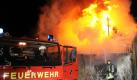 Ein Feuerwehrmann versucht in Hechingen, in der Nähe von Tübingen, den Brand in einem Wohnhaus mit Hilfe von Schaum zu bekämpfen. Aufgrund von mehreren Explosionen konnte die Feuerwehr nicht in das Gebäude vordringen. Die Rettungskräfte gehen davon aus, dass sich noch eine Person im Gebäude befindet. Foto: dpa