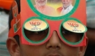 India's main opposition Bharatiya Janata Party (BJP) supporter wears a mask with the photographs of BJP leaders Narendra Modi, L.K. Advani and Purushottam Rupala during an election campaign rally in Kathlal, about 50 kilometers (31 miles) from Ahmadabad, India, Tuesday, April 21, 2009. India's national elections, which began Thursday will take place over five phases until May 13. (AP Photo/Ajit Solanki) Foto: ap