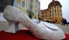 Da könnte manche Frau vor Neid erblassen. Allerdings ist dieser Schuh nur geschickt geputzte Außenwerbung. Der Treter gehört Aschenbrödel - genauer gesagt: es ist eine Skulptur, die dem Schuh aus dem Kultmärchenfilm Drei Haselnüsse für Aschenbrödel nachempfunden wurde, dem im Dresdner Schloss Moritzburg eine Ausstellung gewidmet ist. Foto: ddp