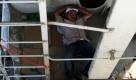 Oaxaca, Mexiko. Ein Migrant ruht sich während der Fahrt auf einem Güterzug zur amerikanischen Grenze aus. In Mexiko kommt es in letzter Zeit verstärkt zu Überfällen auf illegale Einwanderer, die versuchen über Mexiko in die USA zu gelangen. Vor allem Drogenkartelle versuchen die Migranten zu kidnappen, um sie als billige Spediteure von Drogen zu missbrauchen oder Geld von ihren Familien zu erpressen. Foto: dapd