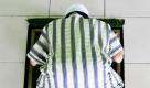 Ein Mann betet in einer Moschee während der ersten Tag des heiligen Fastenmonats Ramadan in einem Vorort von Paranaque, südlich von Manila, Philippinen. Für 4,3 Millionen Muslime in Deutschland beginnt an diesem Montag der Fastenmonat Ramadan. Vier Wochen lang verzichten die frommen unter ihnen von Sonnenaufgang bis -untergang auf Essen, Trinken, Rauchen und Sex. Foto: dapd
