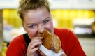 Frikadelle mit Brötchen - einer Sekretärin bekam diese Mahlzeit nicht. Sie aß vom Büfett für Geschäftspartner. Und musste gehen. Foto: news.de/dpa (Montage)