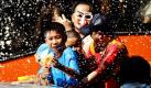 Wasser marsch heißt es auf den Straßen Bangkoks. Seit Tagen feiert die Hauptstadt Thailands feuchtfröhlich das traditionelle Neujahrsfest Songkran. Foto: ap