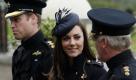 Öffentlicher Auftritt: Englands Prinz William (links) und seine Ehefrau Kate, Herzogin von Cambridge, nehmen an den Feierlichkeiten zum Armed Forces Day teil. Foto: dapd
