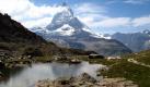 Hinter dem Riffelsee in der Schweiz liegen der Zermatt und das Matterhorn. Foto: srt-Archivbild/Andrew Bossi