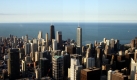 Im 108. Stock des Sears Towers befindet sich eine Aussichtsplattform, von der aus man einen einzigartigen Blick auf die Skyline Chicagos hat. Bei gutem Wetter beträgt die Sichtweite 80 Kilometer. Mit 527,30 Metern bis zur Spitze ist der Sears Tower noch immer das vierthöchste fertiggestellte Gebäude der Welt. Foto: news.de