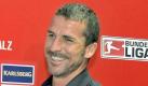Platz 11: Trainer Marco Kurz führte den 1. FC Kaiserslautern in die Bundesliga. Hier muss er aus wenig viel machen. Das Team steht und fällt mit ihm. Läuft es allerdings nicht, gibt es keine Garantie, dass er nicht vorzeitig den Betzenberg verlassen muss. Kurz sitzt sozusagen auf einem festen Stuhl, der aber aus dünnem Holz geschnitzt ist. Die Quote für seinen vorzeitigen Vorwurf liegt derzeit bei 12:1 (Platz 10). Foto: dpa