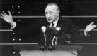 Bundeskanzler Konrad Adenauer (CDU) spricht am 04.12.1952 im Bundestag in Bonn während der Debatte über alliierte Verträge. Adenauer war von 1949-1963 der erster Bundeskanzler der Bundesrepublik Deutschland und prägte in dieser Stellung maßgeblich die politische Ausrichtung der Bundesrepublik in der Nachkriegszeit. Foto: dpa (zu dpa-Themenpaket: '60 Jahre Bundesrepublik Deutschland' vom 12.05.2009 - nur s/w) Wiederholung +++(c) dpa - Bildfunk+++ Foto: dpa