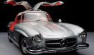Das Traumauto im deutschen Wirtschaftswunderland ist aber der 300 SL. Der elegante Flügeltürer hat einen Sechszylindermotor mit Benzin-Direkteinspritzung. 215 PS machen ihn für damalige Verhältnisse zum Supersportler. Foto: pi