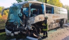 Ein Feuerwehrmann steht am Freitagmorgen (09.10.2009) auf der Bundesstraße 1/5 bei Herzfelde vor einem Reisebus der in der vergangenen Nacht mit einem LKW zusammen gestoßen ist. Nach Auskunft der Polizei war an dem Unfall mit einem schwerst verletzten, zwei schwer verletzten und 27 leicht verletzen Personen auch ein PKW beteiligt. Nach vorläufigen Ermittlungen der Polizei war der Reisebus in Richtung Berlin unterwegs als der vor ihm fahrende PPW mit dem entgegenkommenden LKW zusammenstieß. Der LKW kam darauf hin auf die Gegenfahrbahn und stieß mit dem Reisebus zusammen. Die Bundesstraße bleibt noch für mehrere Stunden gesperrt. Foto: Patrick Pleul dpa/lbn +++(c) dpa – Bildfunk+++ Foto: dpa