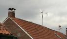 Mit einem eigenem Windrad kann man das vielfache des Stromverbrauchs eines Durchschnittshaushaltes produzieren - und so auch noch Geld verdienen. (Bild: Bundesverband Kleinwindanlagen/Endelmann/dpa/tmn) Foto: dpa