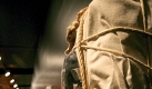 Eine Jahr später, 2006, bekommen Christo und Jeanne-Claude eine Ausstellung in der Canal Foundation in Madrid. Ein Exponat: ein verhüllter New Yorker Münzfernsprecher. Foto: dpa