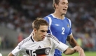 Philipp Lahm macht ein gutes Spiel.Hier überläuft er Wladimir Lewin (r.) aus Aserbaidschan. Foto: dpa