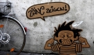 Ein Graffiti mit Rechtschreibfehler ziert während einer Studentenkundgebung die Außenmauer der Universität Wien. Bereits seit Donnerstag vergangener Woche halten die Studenten den größten Hörsaal der Uni Wien besetzt, um unter anderen gegen Zugangsbeschränkungen und gegen schlechte Studienbedingungen zu protestieren. Foto: ap