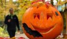 Im Rostocker Zoo liegt am Donnerstag (29.10.2009) auf einem Geländer ein geschnitzter Halloween-Kürbis, der von Kindern während ihrer Ferien im Zoo mit fachkundiger Unterstützung angefertigt wurde. Halloween hat seinen Ursprung in Irland, wo die Kelten in der Nacht vom 31.10. zum 01.11. den Wechsel von der warmen in die kalte Jahreszeit feierten. Die schaurigen Gesichter sollen die Toten vertreiben, die zu dieser Zeit umherirren. Foto: Bernd Wüstneck/lmv +++(c) ZB-FUNKREGIO OST - Honorarfrei nur fuer Bezieher des ZB-Regiodienstes+++ Foto: dpa