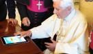 Papst Benedikt XVI. zeigte am Dienstag, dass er nicht nur einen besonderen Draht zu Gott hat, sondern auch der elektronischen Konversation nicht abgeneigt ist und verschickte seine erste Nachricht über das Internetportal Twitter. Liebe Freunde, ich habe gerade News.va gestartet. Gepriesen sei unser Herr Jesus Christus. Mit meinen Gebeten und Segen, Benedictus XVI., heißt es in der ersten Twitter-Nachricht des katholischen Kirchenoberhauptes, die er selbst in ein iPad tippte. Foto: dpa