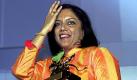 Für den kunterbunten Film Monsoon Wedding ehrt die Jury der Filmfestspiele Venedig die indische Regissseurin Mira Nair. Der Film verknüpft fünf Handlungsstränge, die sich in einer große indischen Hochzeit bündeln. Dabei kreist alles um die große Liebe und arrangierte Ehen. Foto: dpa