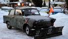 Mit dem Schneeschiebe-Trabi räumt KFZ-Meister Helmut Tusche seinen Hof in Luckenwalde. Sieben funktionstüchtige Rennpappen hat er gesammelt, von denen er eine mit dem 1,70 Meter breiten Schneeschieber als Winterdienstfahrzeug ausrüstete. Sein zuverlässiges Räumfahrzeug kann der KFZ-Meister aber nur auf dem Hof einsetzen, da der innovative Trabant-Umbau nicht TÜV-fähig ist. Foto: dpa