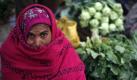 A vegetable vendor looks on wrapped in a blanket in Allahabad, India , Monday, Jan. 3, 2011. Many parts of North India continued to be affected by severe cold weather conditions. (AP Photo/Rajesh Kumar Singh) Foto: dapd