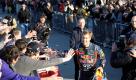 Der zweifache Formel-1-Weltmeister Sebastian Vettel klatscht in Heppenheim bei einem Empfang anlässlich seines 2. Weltmeistertitels die Hände von Fans ab. Zehntausende Vettel-Fans feierten den Rennfahrer in dessen Heimatstadt Heppenheim. Foto: dapd