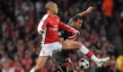 Arsenals Kieran Gibbs räumt Alkmaars Moussa Dembele (r) aus dem Weg. Foto: dpa