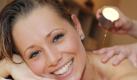 Im Kaiser SPA Hotel 'Zur Post' in Bansin genießt Marie Lehmann einen Wellnessanwedung mit Massagekerzen. Die Kerzen werden anzündet und nach ca. 10 Minuten wird das verflüssigte Öl auf die Haut gegeben. Eine Massage mit Massagekerzen soll Verspannungen lösen, strafft die Haut und belebt den Körper. Das Hotel auf der Insel Usedom bietet noch zahlreiche weitere Wellnessangebote, wie Sauna, Solarium, Schwimmbad und Fitnessbereich. Das Haus an der Ostseeküste wurde vom unabhängigen Deutschen Wellness Verband mit dem Prädikat 'Sehr Gut' ausgezeichnet. Vom 14. November bis zum 12. Dezember 2009 bieten die 5. Usedomer Wellness-Tage einen Mix aus Veranstaltungen, Vorträgen und Themenabenden. Foto: Stefan Sauer/lmv +++(c) ZB-FUNKREGIO OST - Honorarfrei nur fuer Bezieher des ZB-Regiodienstes+++ Foto: ZB-Regiodienstes