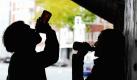 Jugendliche trinken unter einer Brücke in Münster aus Bierflaschen. Nächtliche Trinkgelage auf Spielplätzen und Schulhöfen, auf Parkplätzen und in Parkanlagen: Auch in diesem Sommer werden öffentliche Alkoholexzesse insbesondere junger Menschen zum Stadtbild in nordrhein-westfälischen Städten gehören. Der Städte- und Gemeindebund spricht von einem virulenten Dauerproblem. Dennoch ist ein generelles Alkoholverbot zu später Stunde oder an bestimmten Plätzen kein Thema in den Rathäusern, wie eine Umfrage der Nachrichtenagentur ddp ergab. Foto: ddp