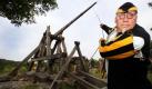 Arnold Burmeister bereitet in Bäbelin bei Neukloster seine originalgetreu nachgebaute Wurfmaschine für den nächsten Wurf vor. Die Trebuchets oder Bliden, einst die größten mittelalterlichen Belagerungswaffen zum Schießen von Steinen oder Feuerkugeln, haben Mittelalterfans in den letzten Jahren aufgebaut. Derzeit entsteht in Bäbelin die mit 24 Metern Höhe größte Steinschleuder Europas. Foto: dpa