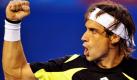 Der Spanier David Ferrer lässt die Muskeln seines Bizeps wirken, während er einen erzielten Punkt gegen Andy Murray aus Großbritannien beim Semifinale der Australian Open bejubelt. Foto: dpa