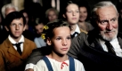 Und so beginnt ihre Leidenschaft für den Film: Die kleine Romy (Stella Kunkat) sieht mit ihrem Großvater (Hannes Thanheiser) einen Film ihrer Eltern an. Foto: ARD