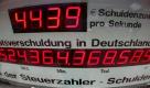 Die Schulden-Uhr zeigt am Gebäude des Steuerzahlerbundes in Berlin die aktuelle Staatsverschuldung von Deutschland an. Foto: ap