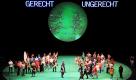 Im Badischen Staatstheater Karlsruhe wird das Stück 100 Prozent Karlsruhe geprobt. Eine Kurzversion des Stücks, das am 1. Oktober 2011 in Karlsruhe Uraufführung hat, wurde beim Festakt zum 60-jährigen Bestehen des Bundesverfassungsgerichts gezeigt. Die Darsteller sind 100 Karlsruher, die statistisch gesehen nach Geschlecht, Alter, Familienstand, Herkunft und Wohnbezirk dem Bevölkerungsquerschnitt der Stadt entsprechen. Foto: dpa