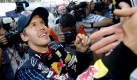 Sebastian Vettel muss nach seinem Sieg viele Hände schütteln.Dabei dürfte er auch Glückwünsche für die kommenden und letzten zwei Saisonrennen erhalten haben. Foto: dpa