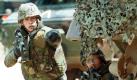 Das Archivbild vom 28.04.1999 zeigt zwei Bundeswehr-Soldaten als Teil der internationalen KFOR-Truppen während einer Übung nahe der mazedonischen Stadt Tetovo. Deutschland bereitet sich auf einen Einsatz der Bundeswehr in Mazedonien vor. Die Planung laufe, sagte ein Sprecher des Verteidigungsministeriums am Mittwoch (15.08.2001) in Berlin. dpa (zu dpa 2667 am 15.08.2001) Foto: dpa