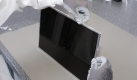 Nachdem das Display aus dem Deckel des Notebooks ausgebaut ist, wird zunächst der Rahmen entfernt. Foto: TDComponents