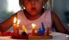 Und jetzt kräftig Luft holen: Kerzen auf dem Geburtstagskuchen auszupusten ist eine Freude Kinder. Aber warum lässt sich eine Kerze ausblasen? Beim Pusten wird die Flamme so weit vom Docht weggeblasen, dass durch Abkühlung und abgeschnittene Brennstoffzufuhr die Flamme erlischt, erklärt Bernd Binninger vom Institut für Technische Verbrennung der Universität Aachen. Foto: ddp