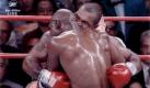 Evander Holyfield vs. Mike Tyson, 28. Juni 1997 in Las Vegas (USA): Holyfield hatte Tyson sieben Monate zuvor in der elften Runde überraschend bezwungen und damit den WBA-Titel gewonnen. Auch im Rückkampf fand der Ex-Champ kein Mittel gegen Holyfield (vorn). In der dritten Runde biss Tyson seinem Gegner tief frustriert einen Teil des Ohrläppchens ab. Der Kampf wurde abgebrochen und Raubtier Tyson verhöhnt. Foto: dpa