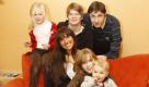 Heute ist die Super Nanny Katharina Saalfrank (vo.li.) auf Husum. Hier lebt die fünfköpfige Patchworkfamilie B. mit Mutter Senja, ihrem Lebensgefährten Thomas, Senjas Töchtern Sarah-Michelle und Anna-Sophie sowie Finley, ihrem gemeinsamen Sohn. 
(c) RTL / Axel Kirchhof Foto: rtl