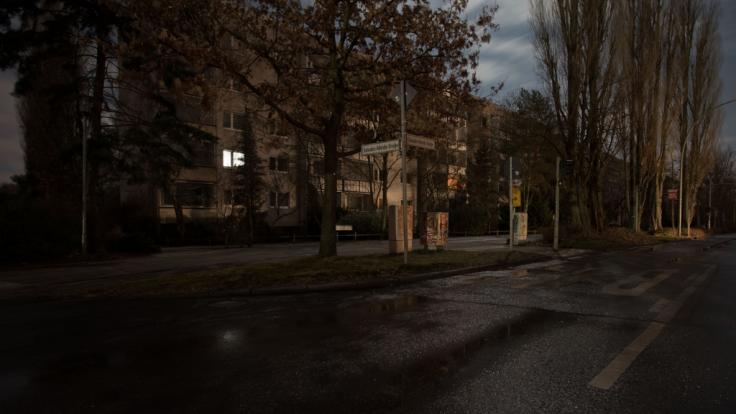 Ein massiver Stromausfall hüllt die Berliner Stadtteile Lichtenberg und Köpenick seit Dienstagnachmittag in Finsternis.