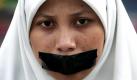 Eine muslimische Frau klebt ein Band auf ihren Mund während eines Protestes gegen Korruption in Jakarta. Tausende Menschen fanden sich in ganz Indonesien zusammen, um gegen die Maßnahmen der Regierung zu protestieren. Die weit verbreitete Korruption unter Politikern, Polizei und sonstigen öffentlichen Bediensteten soll ein Ende finden. Foto: ap