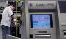 Aber auch selbstbediente Brötchen kosten Geld. Und das kommt bekanntlich aus der Wand. Faszinierend eigentlich, dass an der Fertigung noch echte Menschen beteiligt sind. Foto: ddp