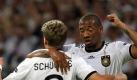 André Schürrle (l) und Jérôme Boateng stehen in der Startformation. Foto: dpa