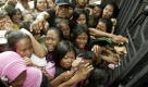 Indonesische Frauen drängen sich an einer Vergabestelle für kostenlose Fleischmahlzeiten am muslimischen Feiertag Eid al Adha in Surabya. Foto: ap