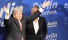 Der Regierende Buergermeister von Berlin und SPD-Spitzenkandidat fuer die Abgeordnetenhauswahl, Klaus Wowereit (M.) jubelt am Sonntag (18.09.11) in der Kulturbrauerei in Berlin waehrend der Wahlparty seiner Partei neben seinem Lebensgefaehrten Joern Kubicki (r.) seinen Angaengern zu. Am Sonntag waren 2,47 Millionen wahlberechtigte Berliner aufgerufen, das Abgeordnetenhaus und die Bezirksverordnetenversammlungen zu waehlen. (zu dapd-Text) Foto: Nigel Treblin/dapd Foto: dapd