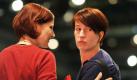 Die nordrhein-westfälische Landeschefin Katharina Schwabedissen (r), hier mit Katja Kipping, zog ihre Kandidatur zurück. Foto: Jochen Lübke Foto: dpa